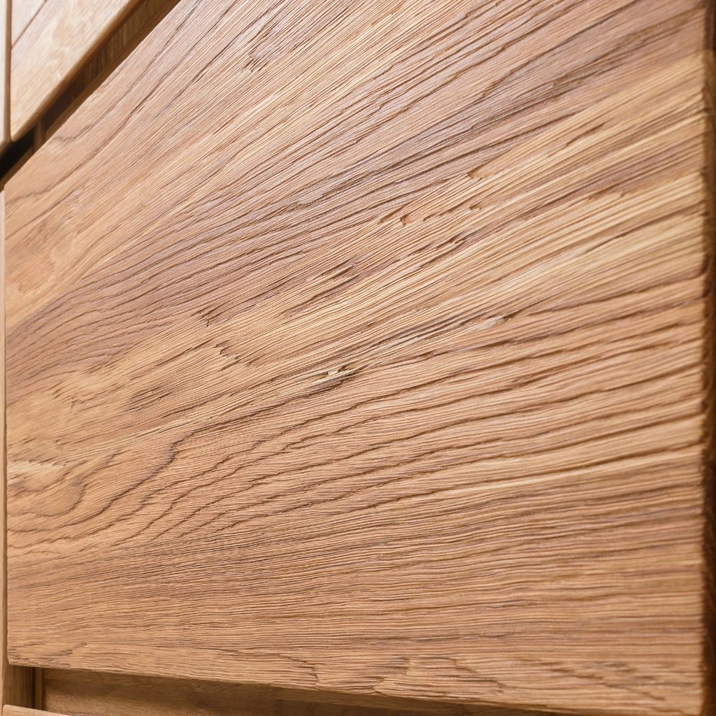 Puertas de diseño especial con maderas finas y acabado exterior resistente.