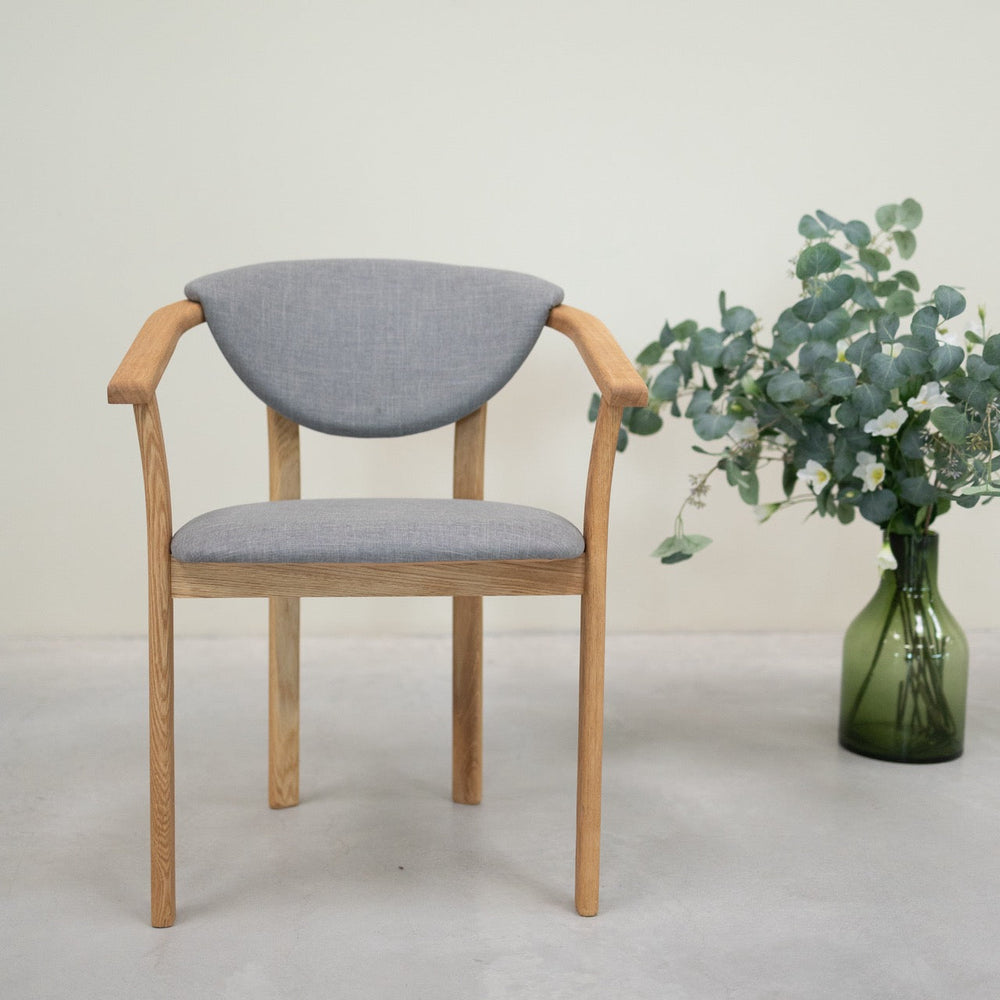 Pack de 2 o 4 Sillas de Comedor Alexis, Estructura de Madera Maciza de Roble, Tapizado en Color Gris Nordic | NordicStory