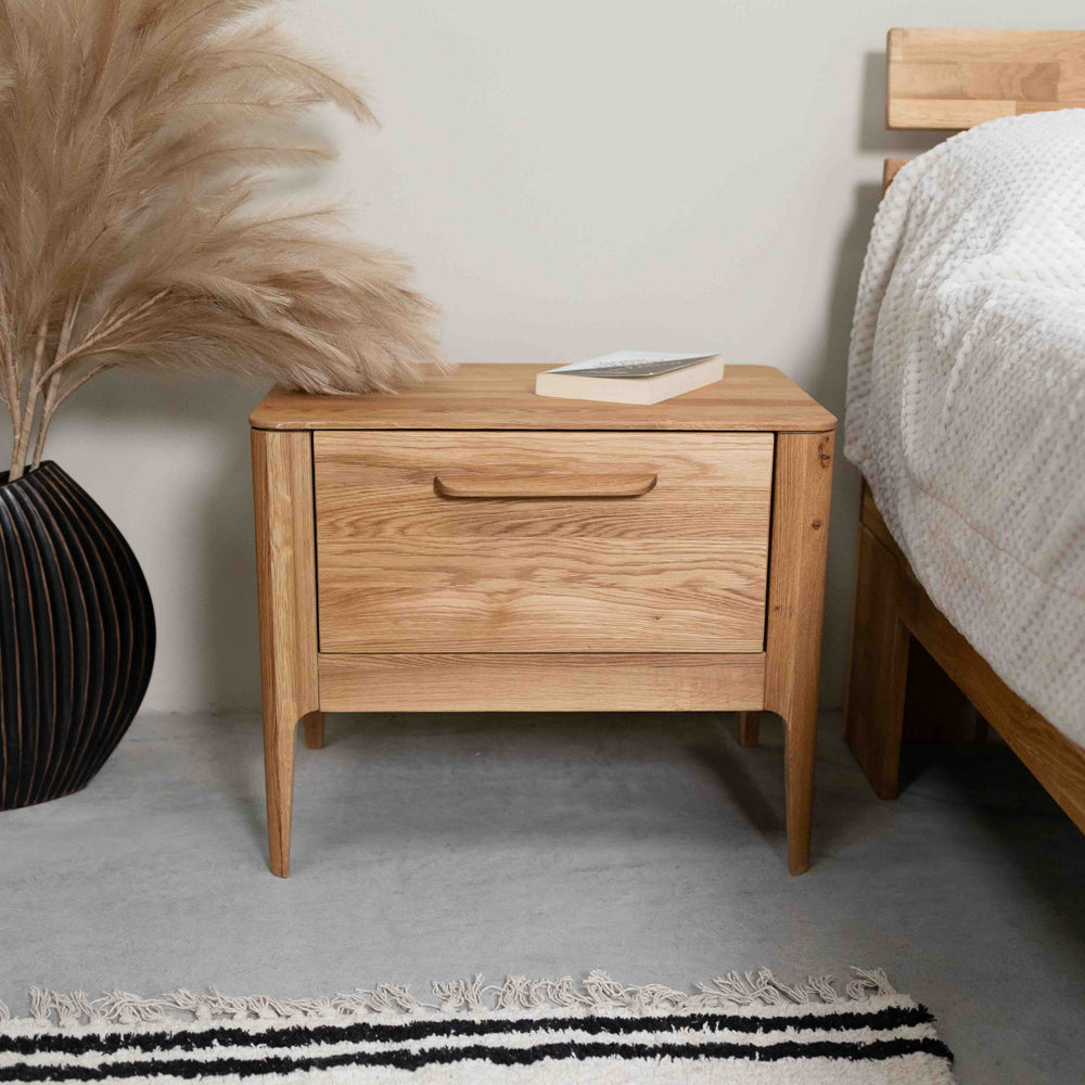 Mesita de noche de madera maciza de roble Atlanta, 56,2 x 38,2 x 47 cm. | NordicStory