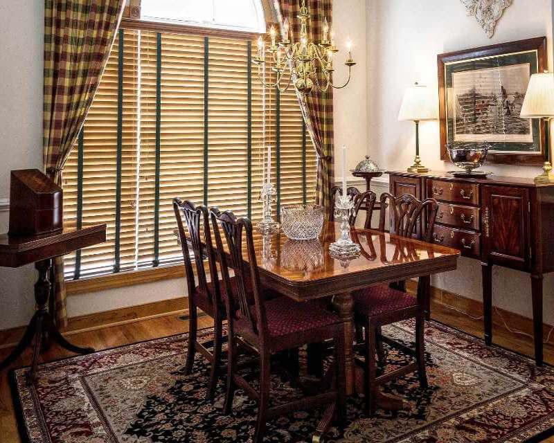 how to decorate dining tables