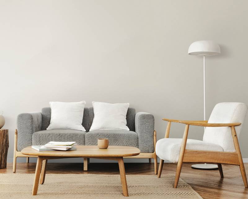 Decoração da sala de estar com móveis de madeira natural