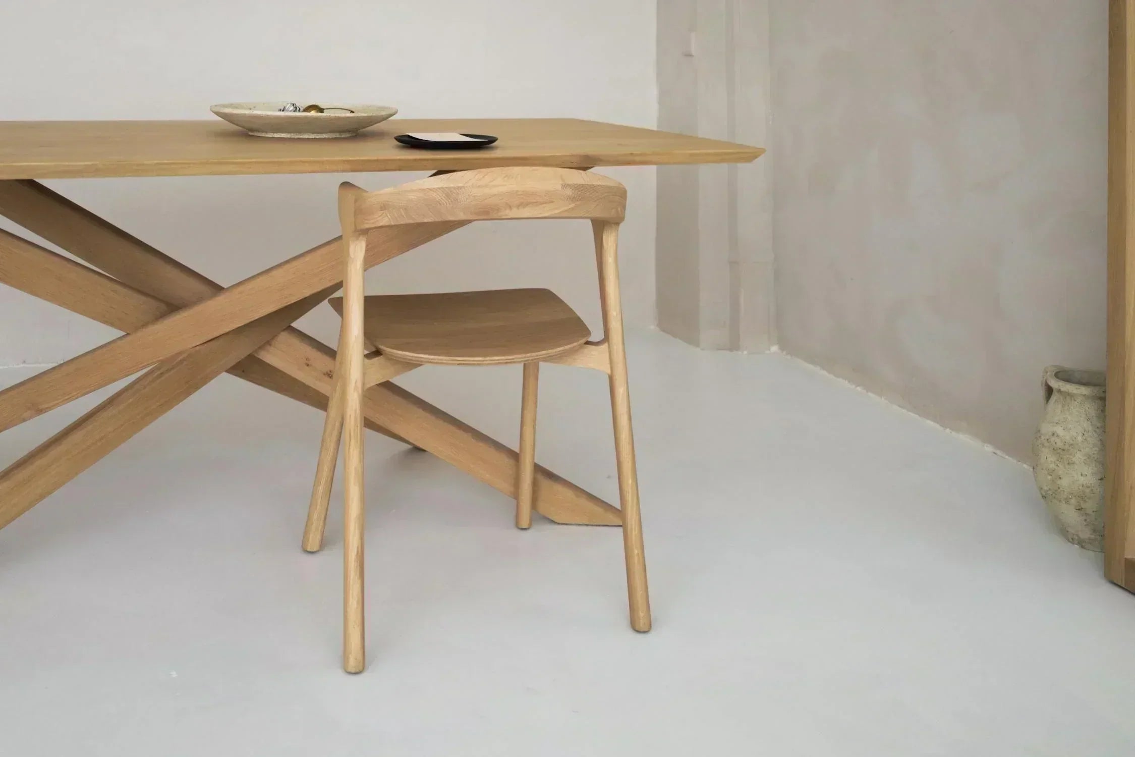 Mesa de madera maciza en comedor moderno con luz natural