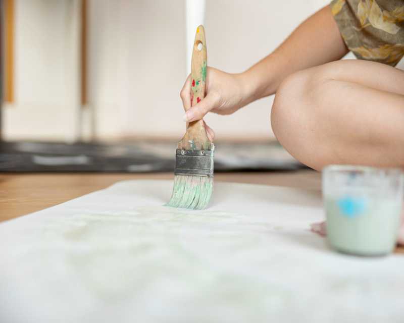 pintar una cama de madera