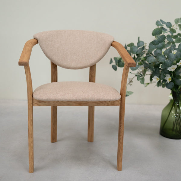 Pack de 2 o 4 Sillas de Comedor Alexis, Estructura de Madera Maciza de Roble, Tapizado en Color Beige | NordicStory