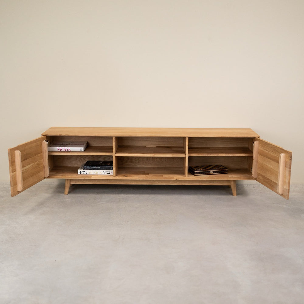 TV-meubel van massief eikenhout van Escandi Atelier | NordicStory
