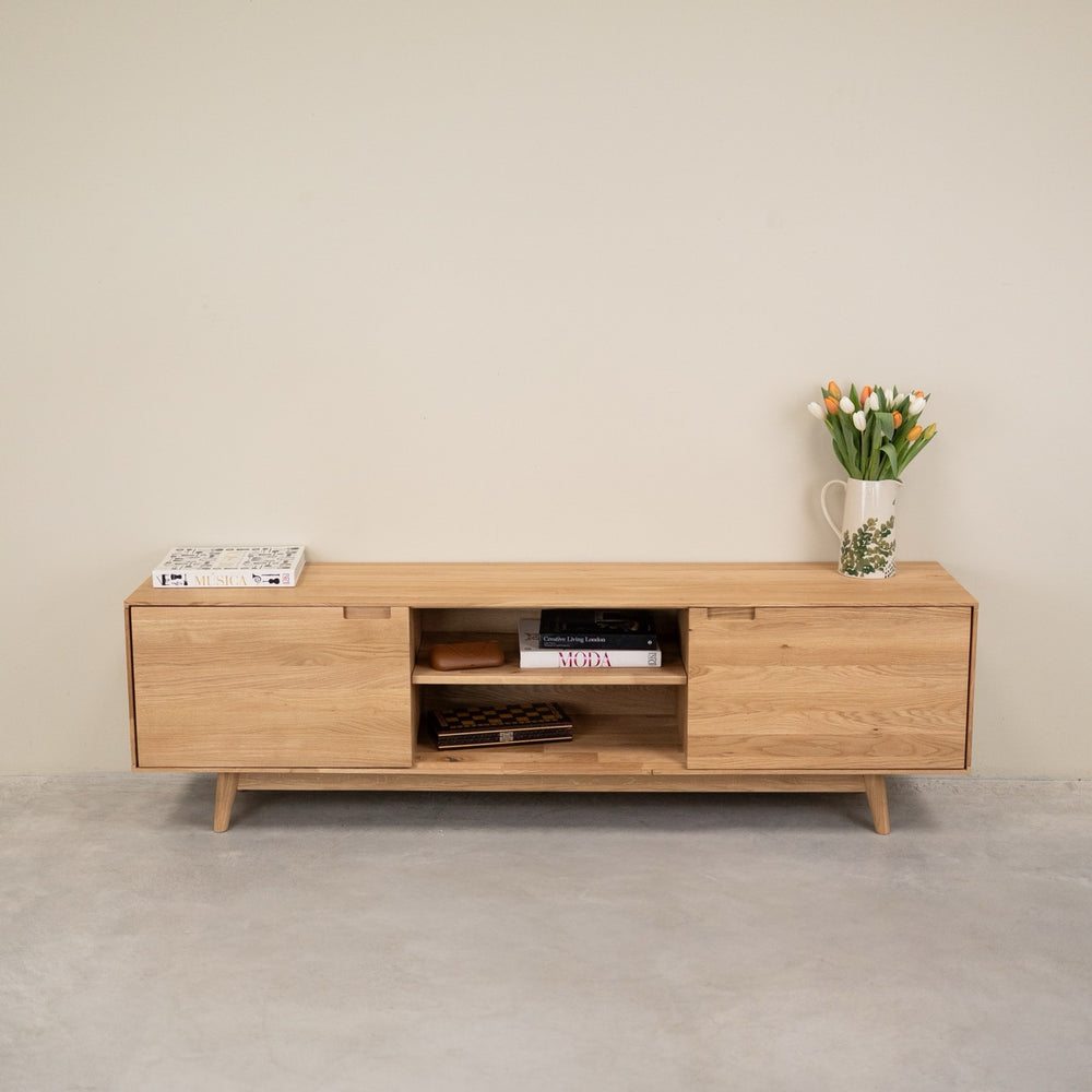 TV-meubel van massief eikenhout van Escandi Atelier | NordicStory