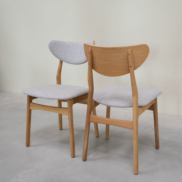 Pack de 2 o 4 Sillas de Comedor de Madera Maciza de Roble Maxwell, tapizado en Gris | VESKOR