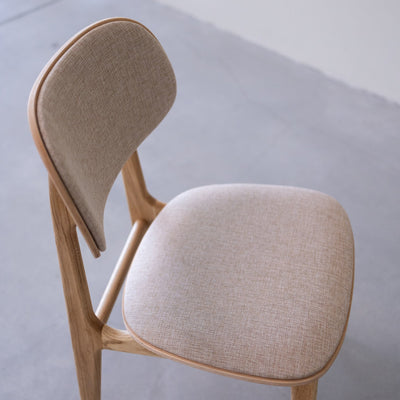 Pack de 2 o 4 Sillas de Comedor Varde, Estructura de Madera Maciza de Roble, Tapizado | NordicStory