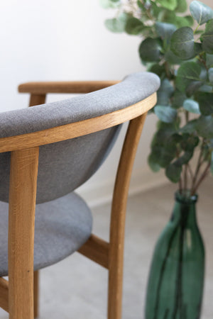 Set van 2 of 4 Alexis eetkamerstoelen, frame van massief eiken, bekleed in Scandinavisch grijs | NordicStory