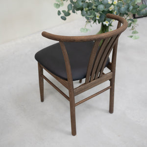 Pack de 2 o 4 Sillas de Comedor de Madera Maciza de Roble Dagmar, tapizado Negro | VESKOR