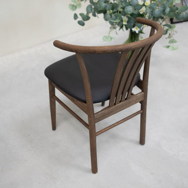Pack de 2 o 4 Sillas de Comedor de Madera Maciza de Roble Dagmar, tapizado Negro | VESKOR