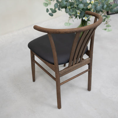 Pack de 2 o 4 Sillas de Comedor de Madera Maciza de Roble Dagmar, tapizado Negro | VESKOR