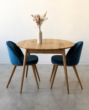 Pack de 2 o 4 Sillas de Comedor Clara, Estructura de Madera Maciza de Roble, Tapizado en Color Azul Monako | NordicStory
