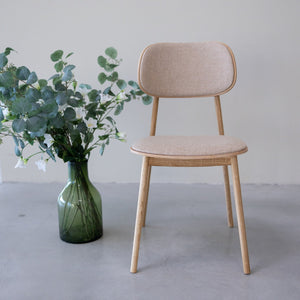 Pack de 2 o 4 Sillas de Comedor Varde, Estructura de Madera Maciza de Roble, Tapizado | NordicStory