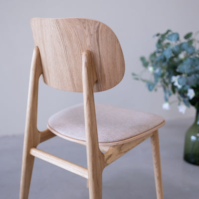 Pack de 2 o 4 Sillas de Comedor Varde, Estructura de Madera Maciza de Roble, Tapizado | NordicStory
