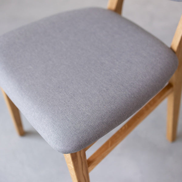 Pack de 2 o 4 Sillas de Comedor Nova, Estructura de Madera Maciza de Roble, Tapizado | NordicStory