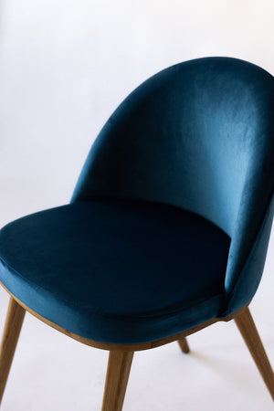 Pack de 2 o 4 Sillas de Comedor Clara, Estructura de Madera Maciza de Roble, Tapizado en Color Azul Monako | NordicStory