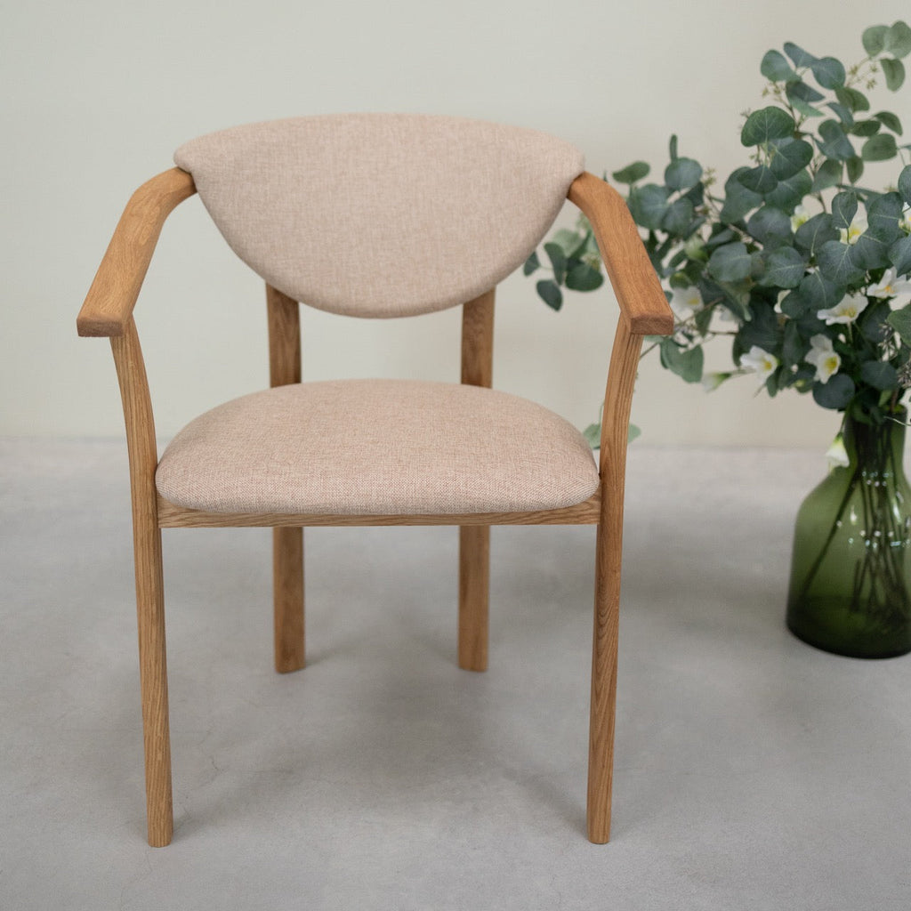 Pack de 2 o 4 Sillas de Comedor Alexis, Estructura de Madera Maciza de Roble, Tapizado en Color Beige | NordicStory