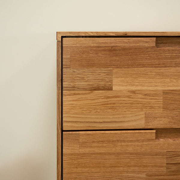Cómoda alta de madera maciza de roble Escandi 6 | NordicStory