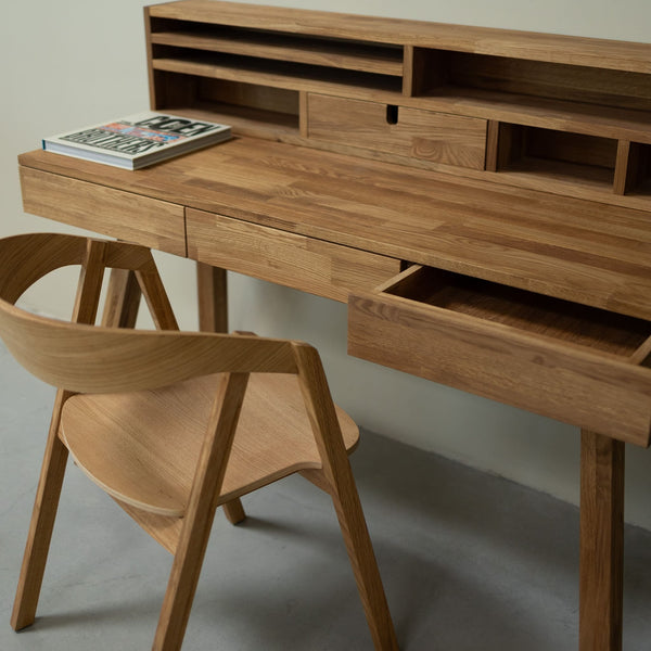 Scrivania in legno massello di rovere Einstein 2 con mensola sospesa | NordicStory
