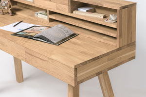 Scrivania in legno massello di rovere Einstein 2 con mensola sospesa | NordicStory