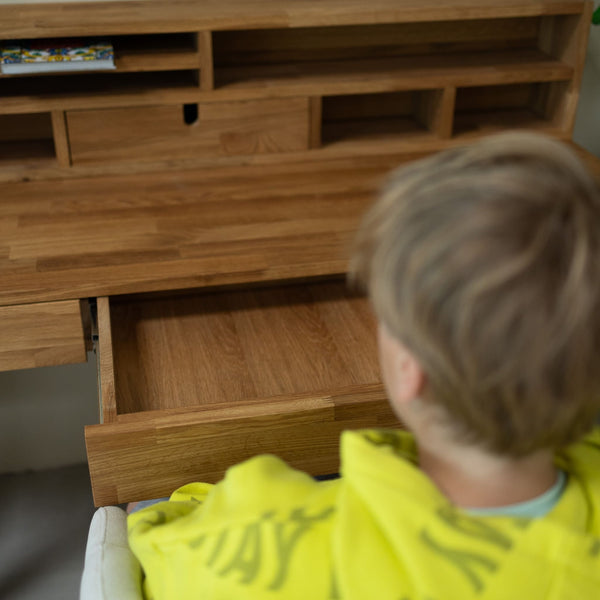 Scrivania in legno massello di rovere Einstein 2 con mensola sospesa | NordicStory