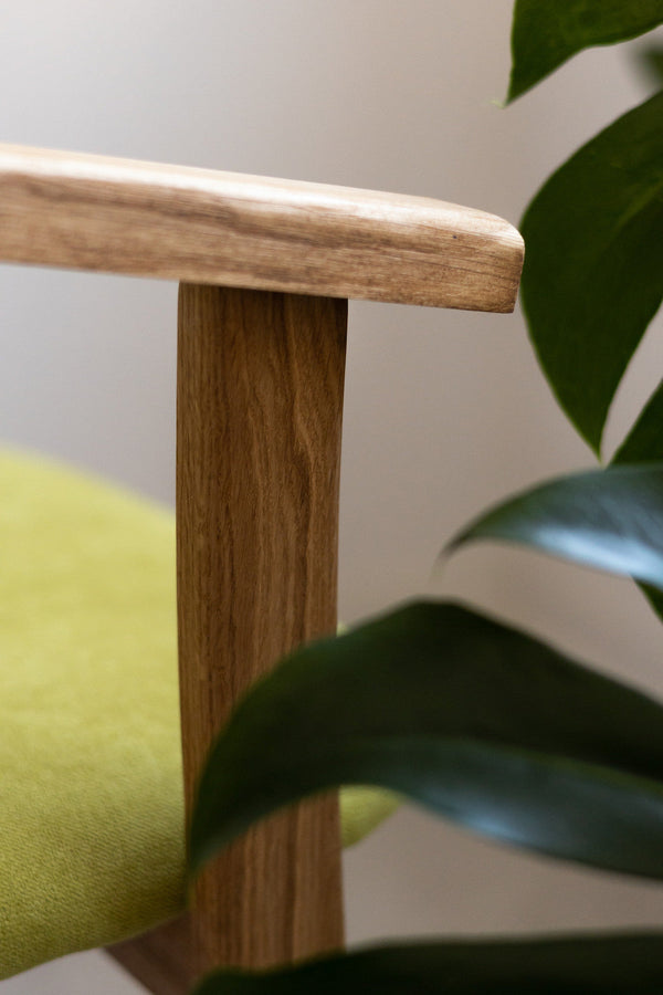 Pack de 2 o 4 Sillas de Comedor Alexis, Estructura de Madera Maciza de Roble, Tapizado en Color Verde Vida | NordicStory