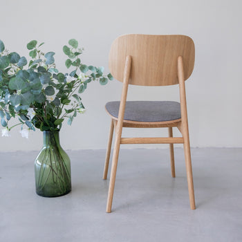 Pack de 2 o 4 Sillas de Comedor Varde, Estructura de Madera Maciza de Roble, Tapizado | NordicStory