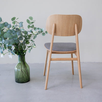 Pack de 2 o 4 Sillas de Comedor Varde, Estructura de Madera Maciza de Roble, Tapizado | NordicStory