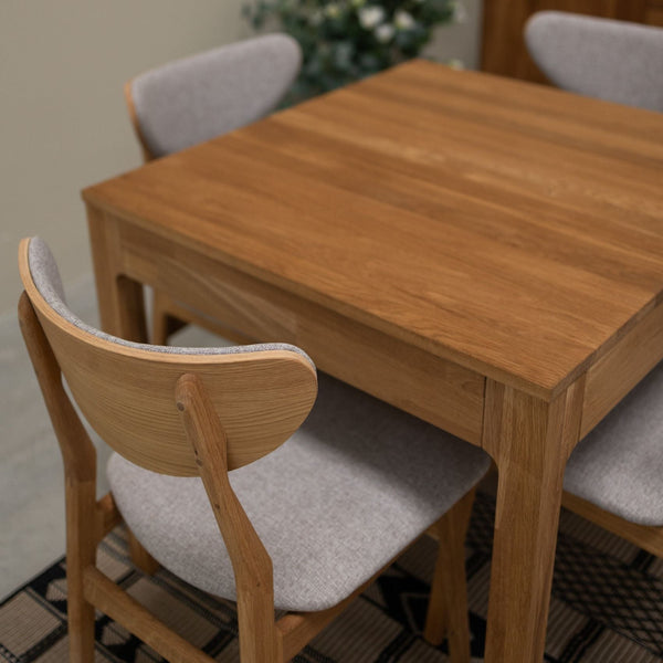 Pack de 2 o 4 Sillas de Comedor de Madera Maciza de Roble Maxwell, tapizado en Gris | VESKOR