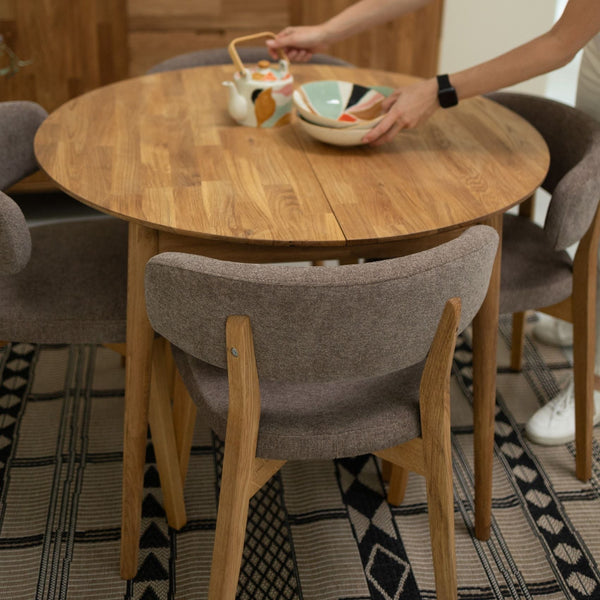 Pack de 2 o 4 Sillas de Comedor de Madera Maciza de Roble Claus, tapizado Gris o Marron | VESKOR