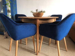 Escandi 6 round extendable dining table in solid oak | NordicStory