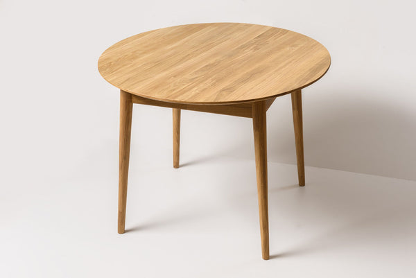 Escandi 6 round extendable dining table in solid oak | NordicStory