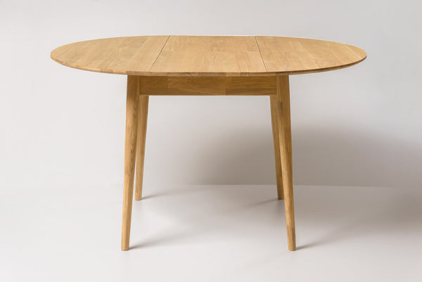 Escandi 6 round extendable dining table in solid oak | NordicStory