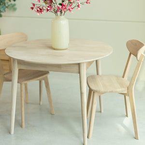 Escandi 6 round extendable dining table in solid oak | NordicStory