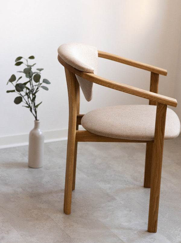 Pack de 2 o 4 Sillas de Comedor Alexis, Estructura de Madera Maciza de Roble, Tapizado en Color Beige | NordicStory