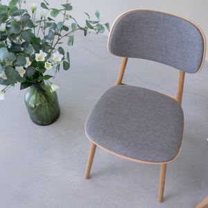 Pack de 2 o 4 Sillas de Comedor Varde, Estructura de Madera Maciza de Roble, Tapizado | NordicStory