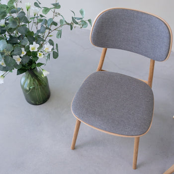 Pack de 2 o 4 Sillas de Comedor Varde, Estructura de Madera Maciza de Roble, Tapizado | NordicStory
