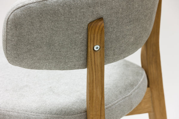 Pack de 2 o 4 Sillas de Comedor de Madera Maciza de Roble Claus, tapizado Gris o Marron | VESKOR