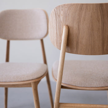 Pack de 2 o 4 Sillas de Comedor Varde, Estructura de Madera Maciza de Roble, Tapizado | NordicStory