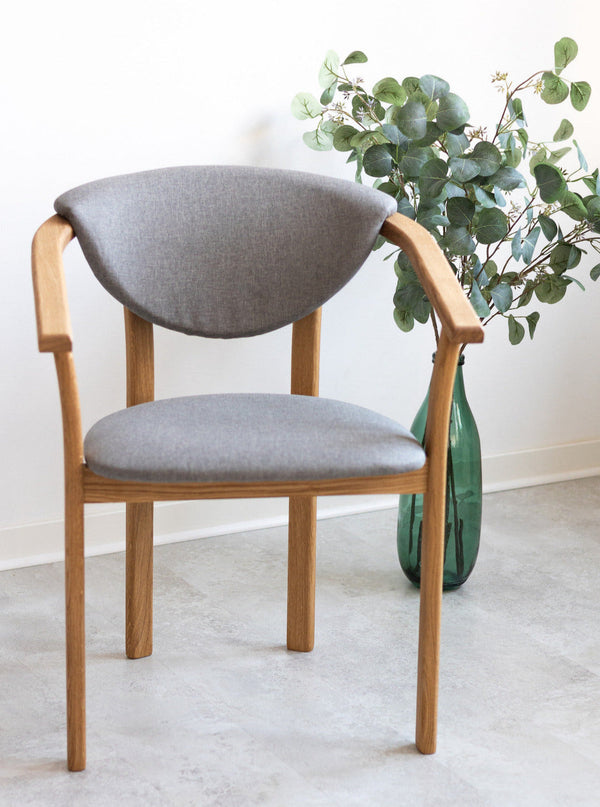Set van 2 of 4 Alexis eetkamerstoelen, frame van massief eiken, bekleed in Scandinavisch grijs | NordicStory