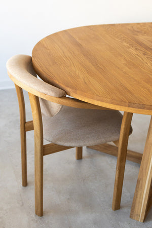 Pack de 2 o 4 Sillas de Comedor Alexis, Estructura de Madera Maciza de Roble, Tapizado en Color Beige | NordicStory