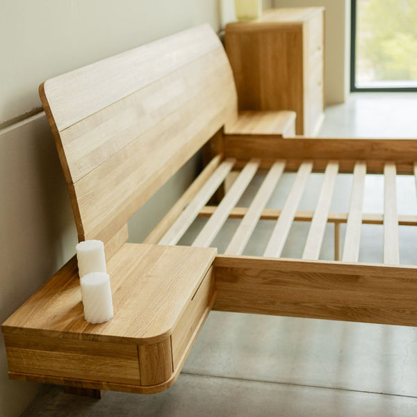 Cama de madera maciza de roble con mesillas adosadas ALINA | VESKOR