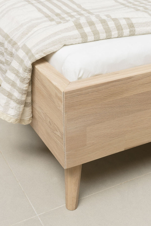 Cama de madera maciza de roble Escandi | NordicStory
