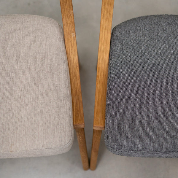 Set van 2 of 4 Lucas-eetkamerstoelen van massief eikenhout, met grijze of beige bekleding | NordicStory