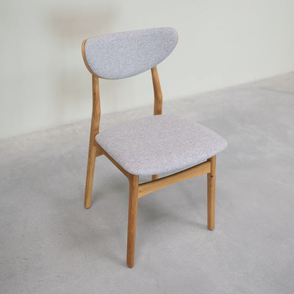 Pack de 2 o 4 Sillas de Comedor de Madera Maciza de Roble Maxwell, tapizado en Gris | VESKOR