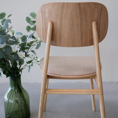 Pack de 2 o 4 Sillas de Comedor Varde, Estructura de Madera Maciza de Roble, Tapizado | NordicStory