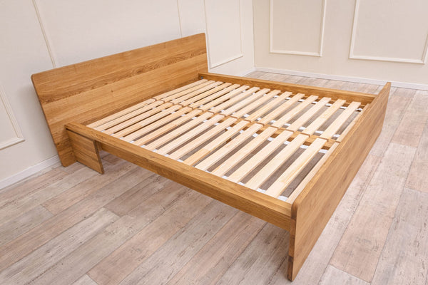 Cama con almacenaje de madera maciza de roble Solvig | NordicStory