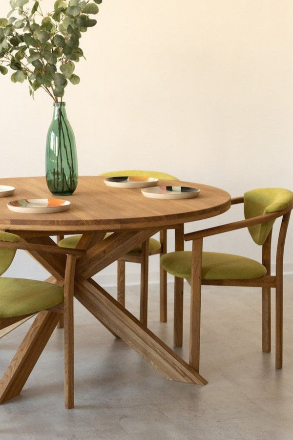 Pack de 2 o 4 Sillas de Comedor Alexis, Estructura de Madera Maciza de Roble, Tapizado en Color Verde Vida | NordicStory