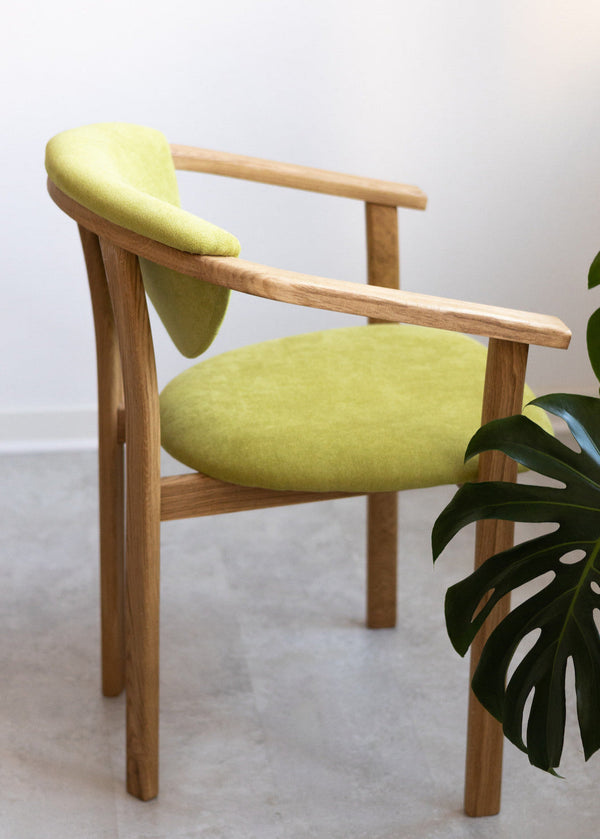 Pack de 2 o 4 Sillas de Comedor Alexis, Estructura de Madera Maciza de Roble, Tapizado en Color Verde Vida | NordicStory